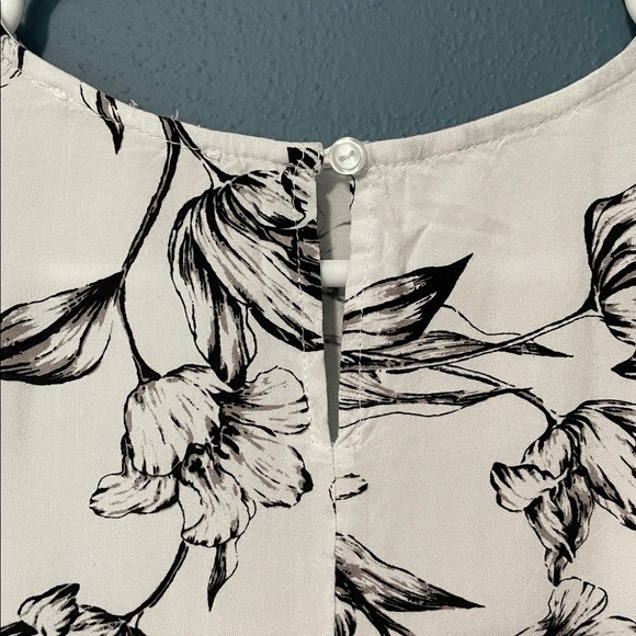 Philosophy Like New Black and White Floral 3/4 Sleeve Blouse Size Small - Picture 6 of 7